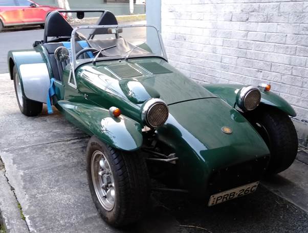 A green car parked in a parking lot

Description automatically generated with low confidence