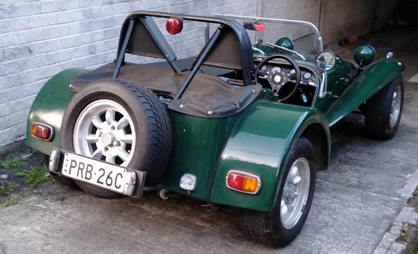 A green car parked in a garage

Description automatically generated with low confidence